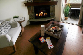 Marvellous Mountain Condo- Pets - Pool & Hot Tub managed by Little Sister Getaways